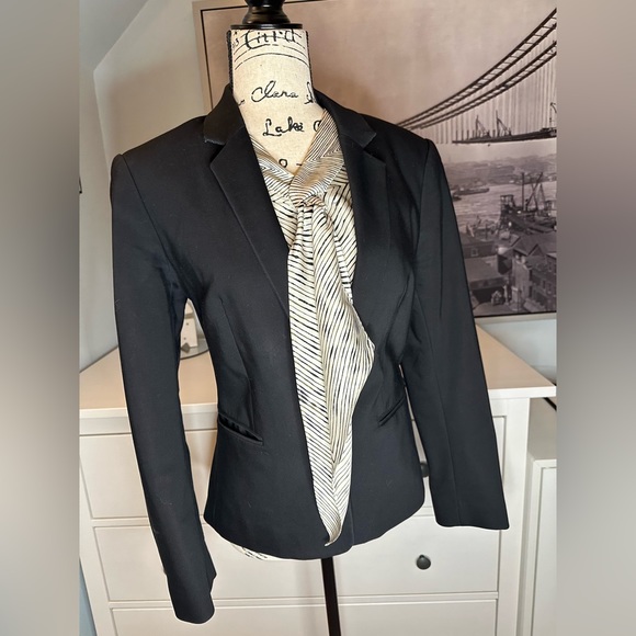 Anne Klein size 2 business suit shirt. Pairs seamlessly with a blazer. - Picture 5 of 9